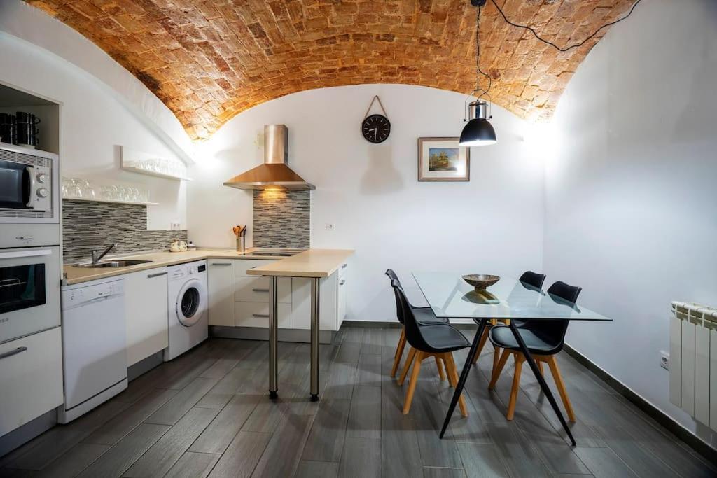 El Castuo Centro Historico Con Parking Apartman Caces Kültér fotó